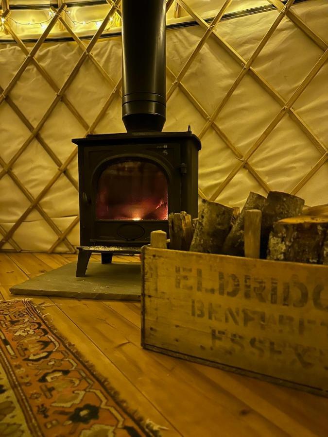 Hotel Bracken Yurt At Walnut Farm Glamping à Netherbury Extérieur photo