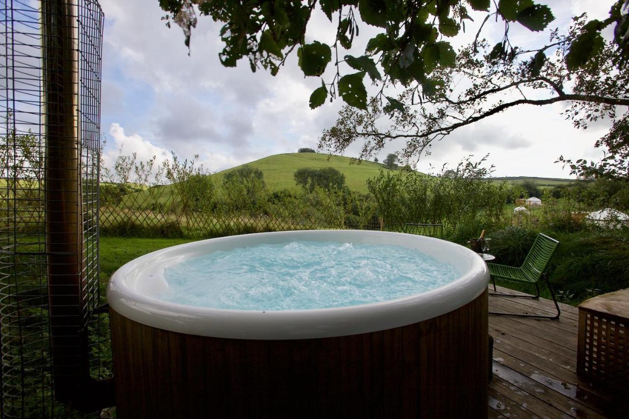 Hotel Bracken Yurt At Walnut Farm Glamping à Netherbury Extérieur photo